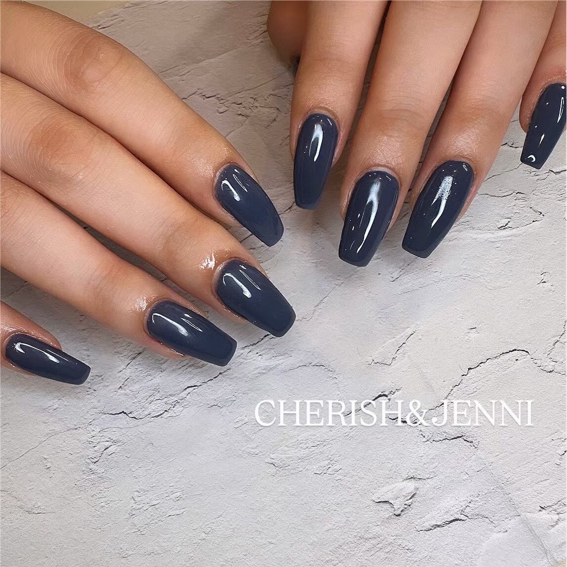 2026年冬トレンド】ネイビー ワンカラーのネイルデザイン集｜人気順｜7