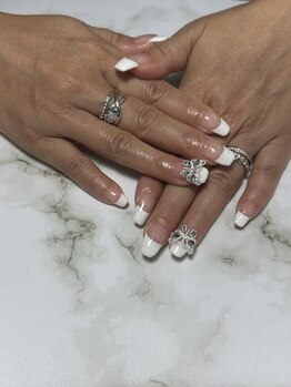 ミュウ(Miu)/白フレンチに蝶々のビジュー