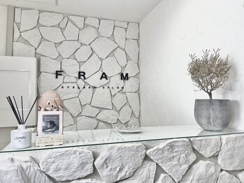 フラム(FRAM)/白を基調とした明るい受付☆