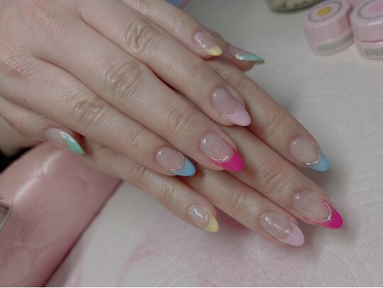 2025年冬】カラフルフレンチのネイルデザイン集｜人気順  