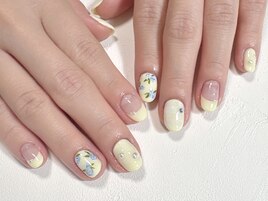バターイエロー×小花柄ネイル