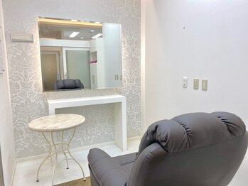 ビューステージ アイブロウサロン あべのハルカス/ゆったりできる個室空間です♪