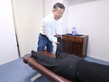 久屋整体の雰囲気（骨盤のずれを確認して足元からの筋肉ラインを施術していきます。）