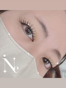 アイネ(i'Ne)の写真/【お目元の状態にあった施術でキープ力◎】清潔感溢れる白を基調とした落ち着いた雰囲気の店内でゆったり♪
