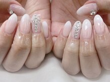 ハニービービー(Honey Bee Bee)/白グラパーツネイル