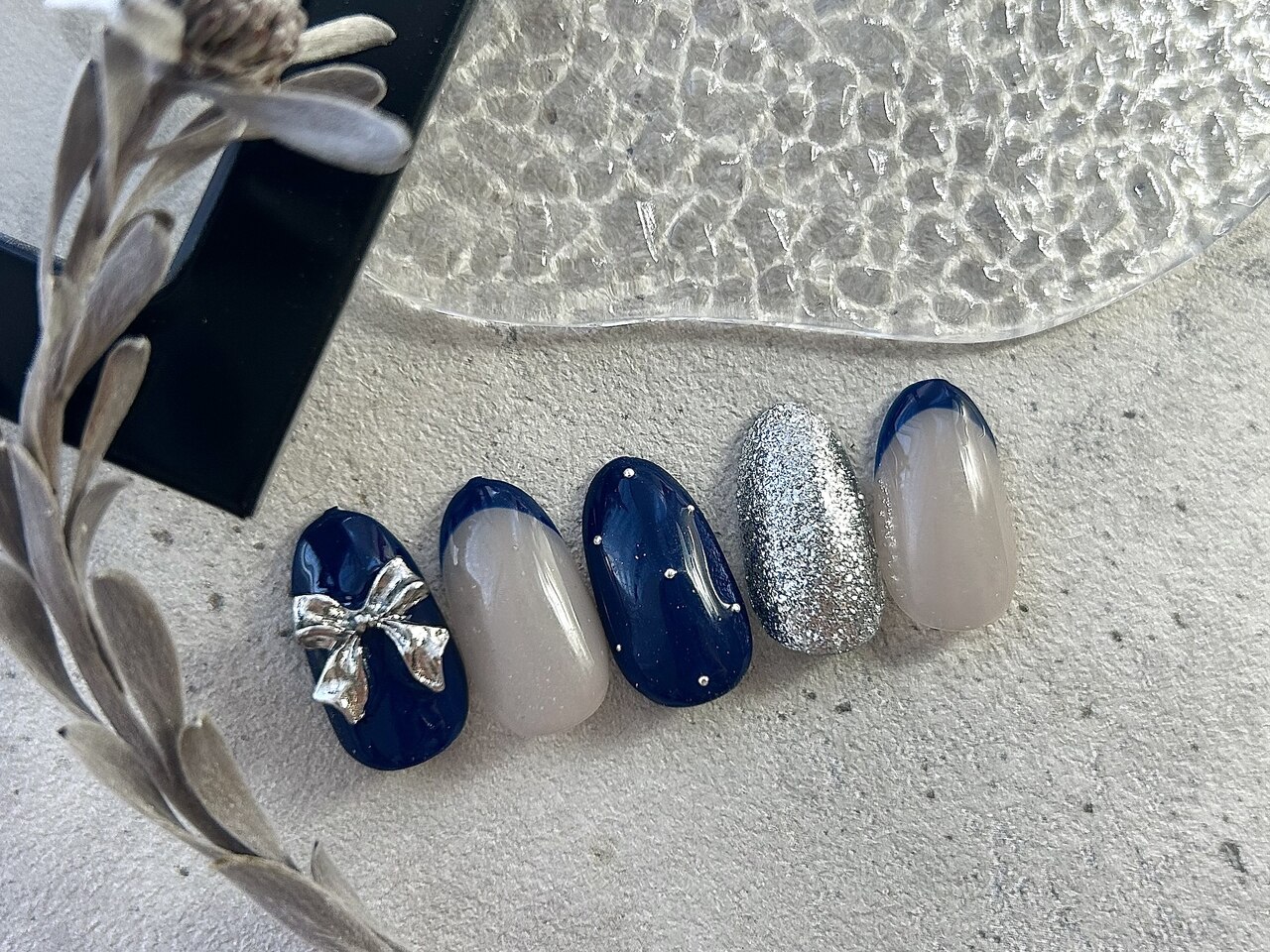 2025年-2026年冬トレンド】ネイビー リボン ハンドのネイルデザイン集