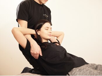 カドモリ 心斎橋(KADOMORI)の写真/【人目の気にならない完全個室/冬に固まる身体をゆっくりほぐす整体】