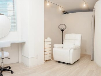 ヒュー(hue)の写真/【完全個室】本町の喧騒を忘れ、ゆったりと整う大人のためのプライベート空間。