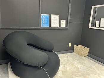 イイハキューブ(e8 cube)の写真/黒を基調とした落ち着きのあるお洒落な店内♪仕切りがあるので周囲を気にせずセルフホワイトニング◎