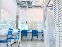 西海岸をイメージしたホワイト×ブルーの洗練空間