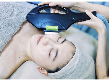 ビューティーハブ 新宿西口(BEAUTY HUB)の写真/【顔脱毛＋フォト美顔＋毛穴洗浄＋美肌パック60分7980円】徹底毛穴&黒ずみケア♪ツヤぷる透明感美肌に導く