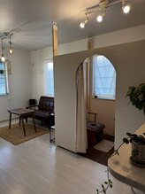 サロンドココリール(salon de cocorire)/明るい店内