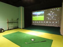 ゴルらぼの雰囲気（隣接する系列店で室内シミュレーションゴルフも楽しめます☆）