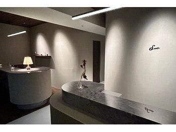 デルタエヌピー63+(δnp63+)/夜の店内【小顔/薬院/福岡】