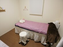 キュア(Cure)の雰囲気（寝心地の良い施術ベッド。心地よい音楽で眠りへと誘います）