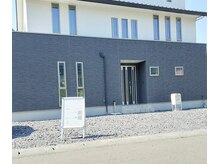 クレア(CREA)の雰囲気（駐車場は玄関の目の前をご利用ください。）