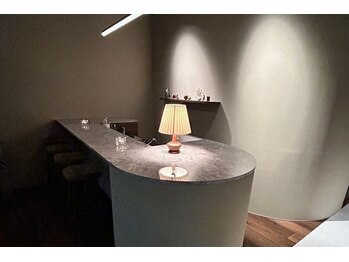 デルタエヌピー63+(δnp63+)/夜の店内【小顔/薬院/福岡】