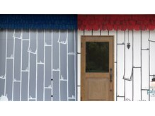 サロンパルヨン ヘアー アンド ネイル(SALON paljon Hair&Nail)の雰囲気（外装は北欧の絵本のような柄で屋根が青と赤で可愛い見た目♪）