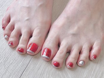 ティーエス ネイル ガーデン(T.S Nail Garden)/赤とシルバーのデザイン