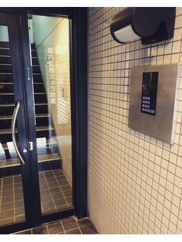 クジャク堂/右側インターホンで305呼び出し