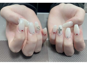 メオネイル(MEO NAIL)/ホワイトグラデ×メタルパーツ