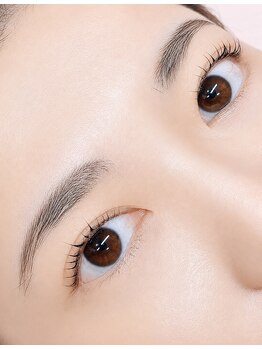 アーティス(Artis)の写真/【ビューラーいらずの"くるりんまつげ"に】自まつげを活かし、派手過ぎないのにキレイな目元に◇