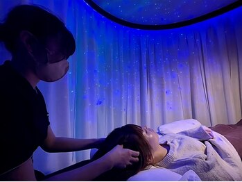 アリエス 千葉専門店の写真/【プラネタリウム空間＆極上ドライヘッドスパ】日常の喧騒を忘れる幻想的な異空間で癒しタイムを