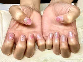 華やかピンクネイル