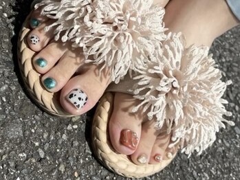 フレイムス アイラッシュ アンド ネイル(FRAMES)の写真/【足元から華やかネイル♪】些細な所も可愛く仕上げて、足元も気を抜かないオシャレな大人女性へ☆