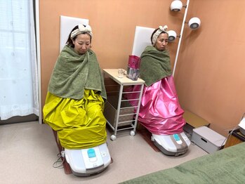 サンワ アロアロ(AloAlo)の写真/今話題の《おかま直伝よもぎ蒸し》で健康的に美しく♪女性特有のお悩みやお肌のお悩みにも◎