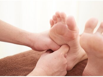 整体&足つぼ SEVENTEEN整体院 高田馬場の写真/足裏から全身スッキリ軽く。やみつきになる足ツボ刺激で、むくみ・だるさを流して疲れをリセットしよう