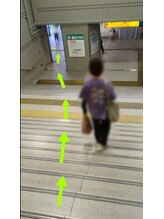 階段を降りたら直ぐ左ヘ