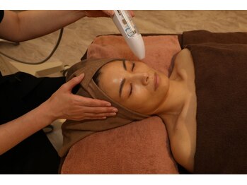 キワミビューティ(KIWAMI BEAUTY)の写真/高濃度美容液をエアインジェクション効果で角層深く届け、リフトアップさせながら肌悩みもまとめてケア★