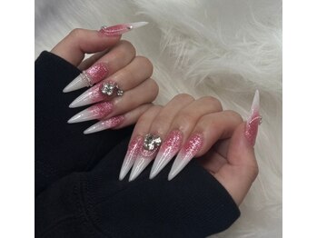フィオーレ(Fiore)の写真/強度の高いアクリルスカルプ×パーツでキラキラロングネイルに☆