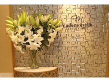 マドモアゼル 麻布十番/綺麗な百合がお出迎え♪