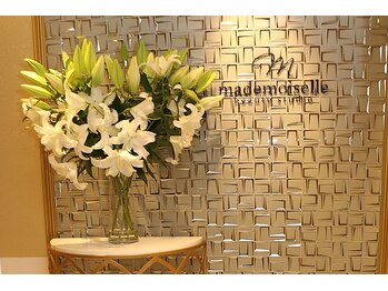 マドモアゼル 麻布十番/綺麗な百合がお出迎え♪