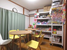 ブリッチ整体院/待合室　駄菓子屋