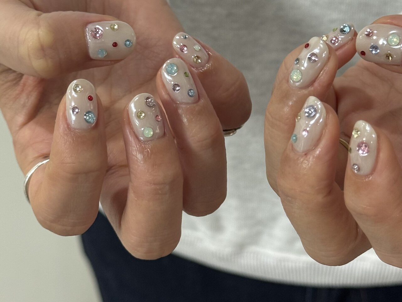 2025年-2026年冬トレンド】スワロフスキーのネイルデザイン集｜人気順