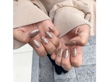 いつもより華やかに【グリッターネイル】