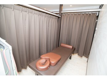 エイチスタイル鍼灸整骨院 整体院(H-Style鍼灸整骨院 整体院)/施術ベッド