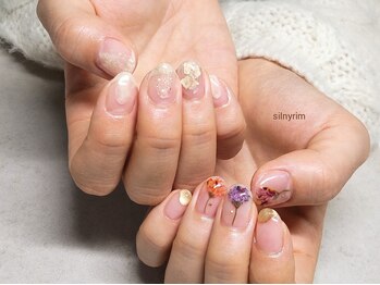 シルニー リム(Silny rim)/アシンメトリーニュアンスネイル