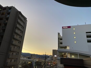 青梅やわらか整体/夕暮れ時の非常階段からの風景