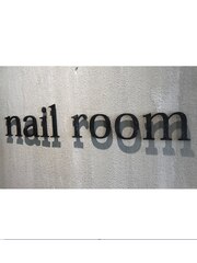 Nail/eye room tote.(Nailist)