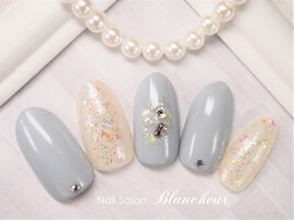 ラメのグレージュネイル
