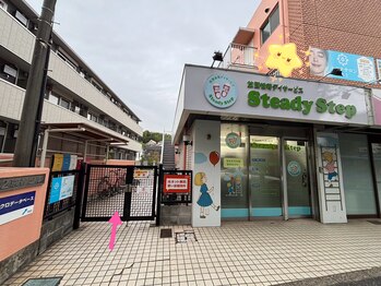ユミ 町田鶴川店/オレンジ色の三階建てマンション