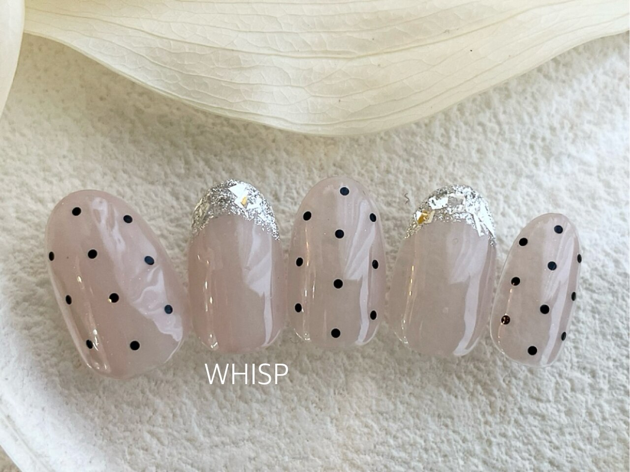 2025年秋トレンド】ガーリー ドットのネイルデザイン集｜人気順
