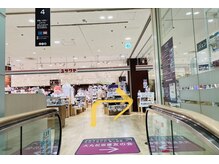 リラクゼーションサロン ティヨール 松坂屋高槻店(RELAXATIONSALON TILLEUL)/【１】エスカレーターで４階へ