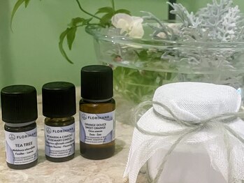 アロマティーク ガーデン ノート(Aromatique GARDEN NOTE)の写真/【施術も精油もオーダーメイド】天然100%、有機栽培植物からなる精油を一緒に選ぶカウンセリングが楽しい。