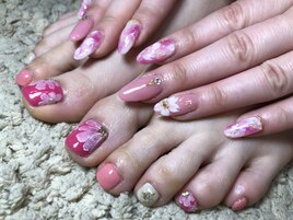 手足お揃いのフラワーネイル