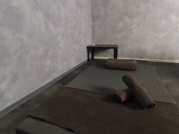 エース 赤坂/落ち着いたシックな施術部屋